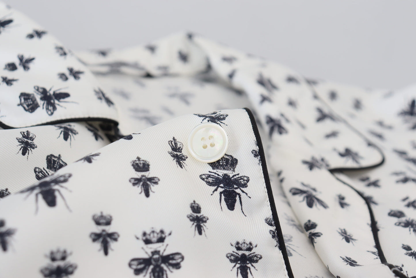 Dolce & Gabbana Elegant Silke Pyjama Top med Kronebi Print