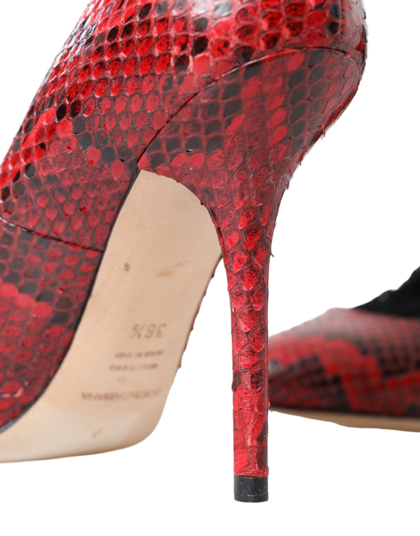 Dolce & Gabbana Røde Mandeltå Pumps med Slangeskind og Blondestrømper