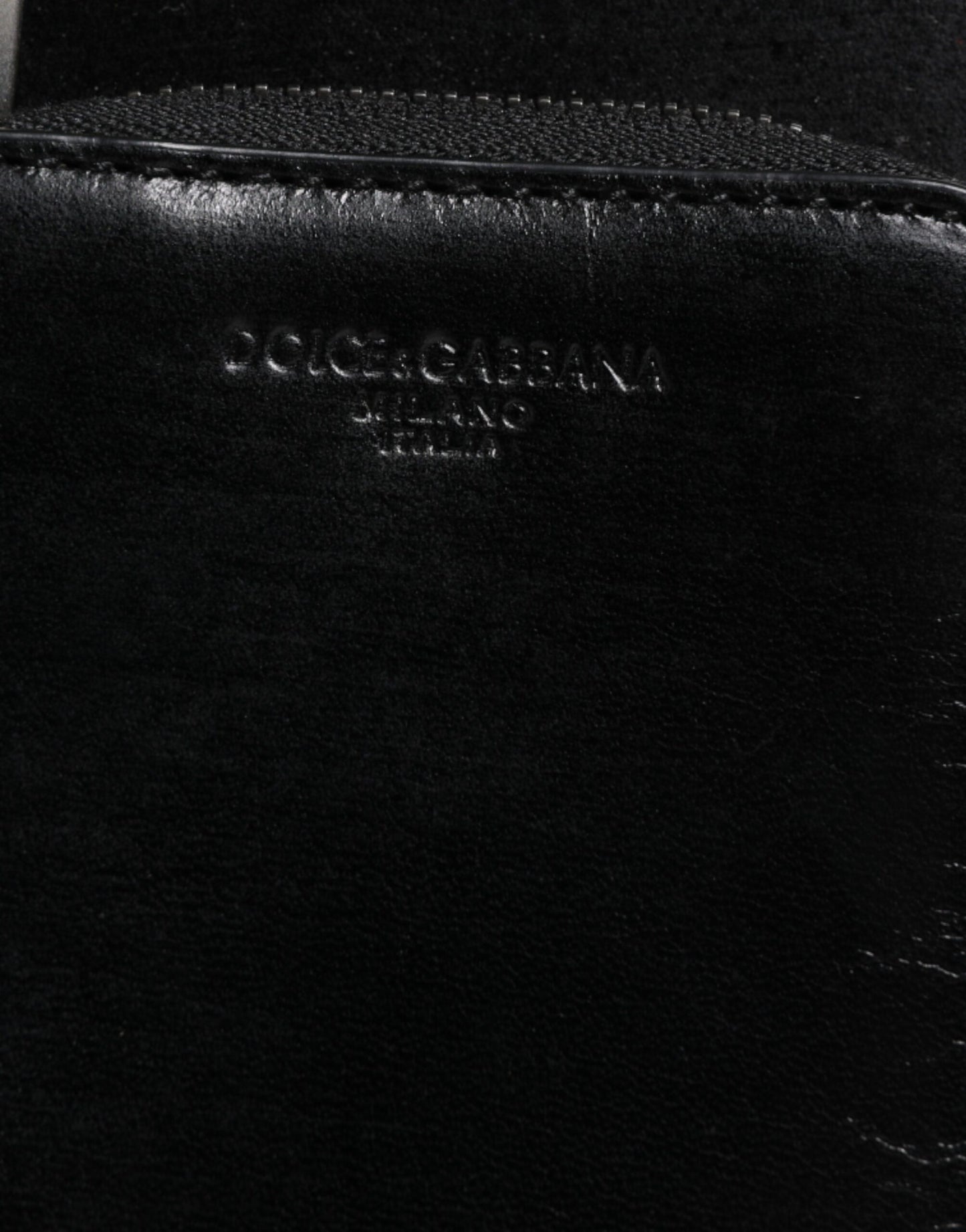 Dolce & Gabbana sort hestelæderpung med lynlås og logo på skulder og halsrem