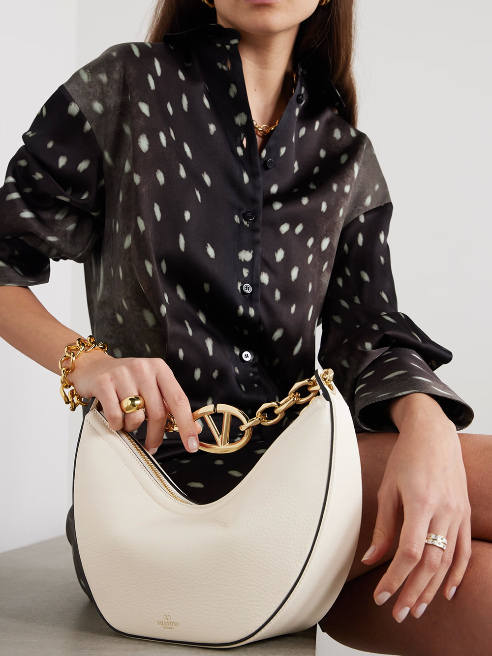 Valentino Garavani Ivory Leather Small Hobo Vlogo Skuldertaske