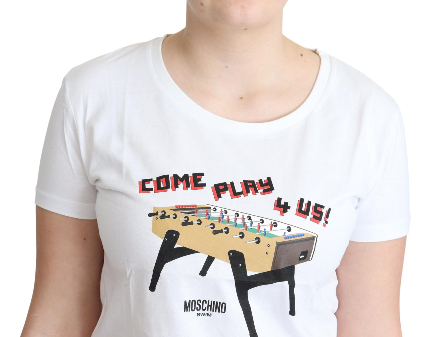 Moschino Chic Bomuld T-shirt med rund hals og legende print