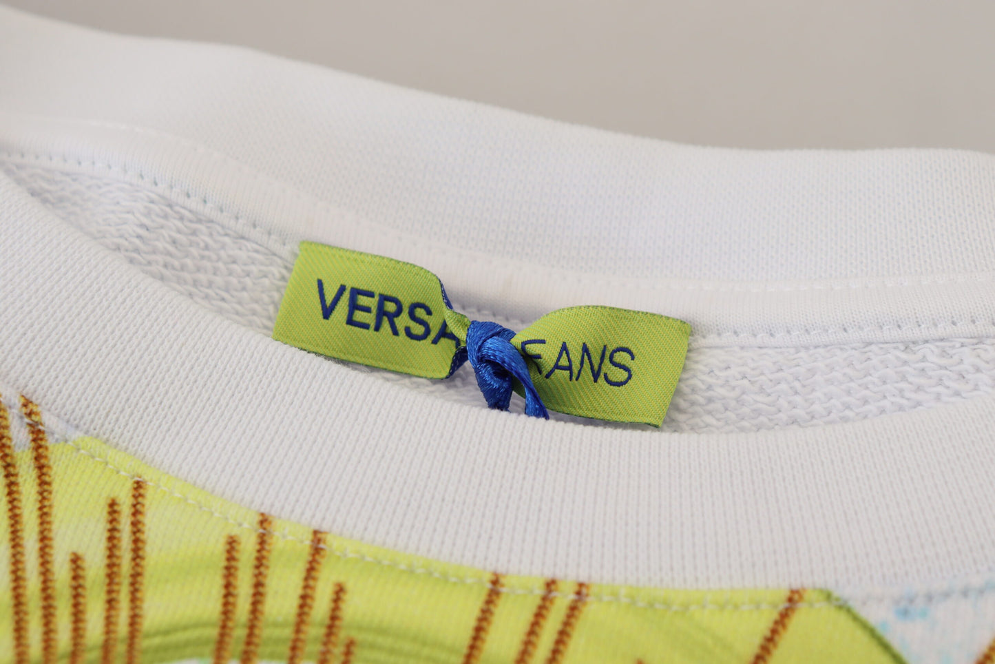 Versace Jeans Elegant hvid grafisk sweater med rund hals