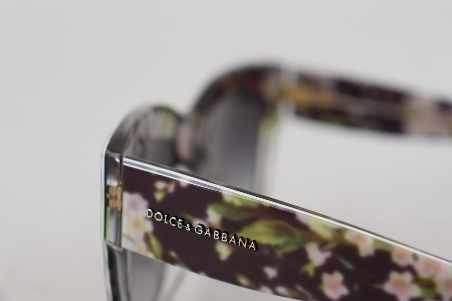 Dolce &amp; Gabbana elegante sorte multicolor gradient solbriller