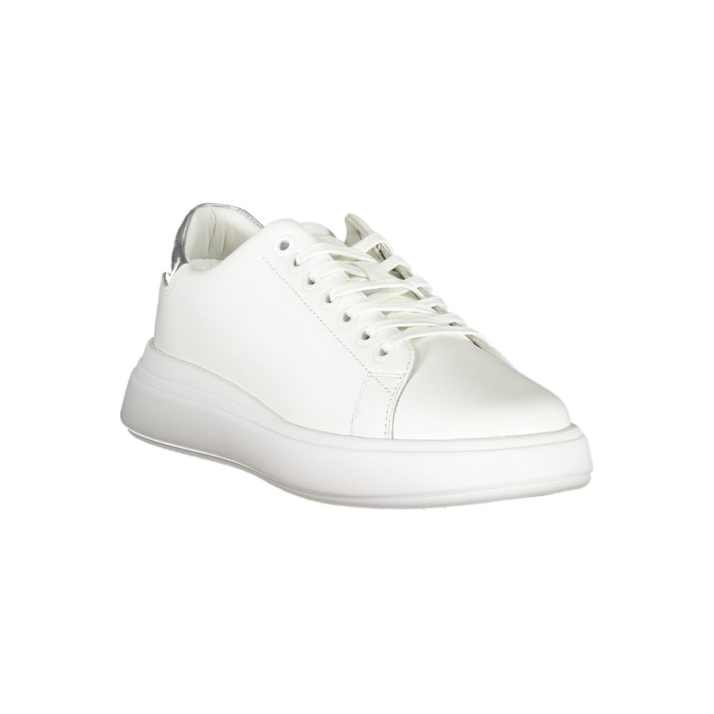 Calvin Klein Chic hvide sneakers med kontrastdetaljer